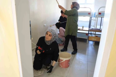 Fedakar öğretmenler tatilde okulu yeni döneme hazırlıyor 