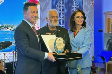 Fedon’a Muğla Büyükşehir ve Bodrum Belediyesinden fahri turizm elçiliği beratı ve plaketi