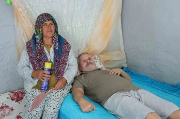 Felçli eşinin rahat etmesi için başında sinek nöbeti tutuyor 
