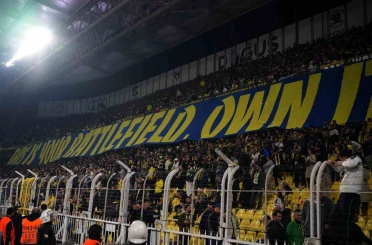 Fenerbahçe taraftarından, oyunculara Galatasaray maçını hatırlatan pankart 