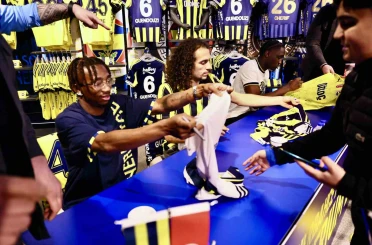 Fenerbahçeli futbolcular Guendouzi, Nene ve Cherif, taraftarlarla buluştu 