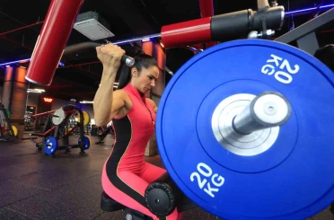 Feryal öğretmenin eğitimden dünya sahnesine fitness başarısı 