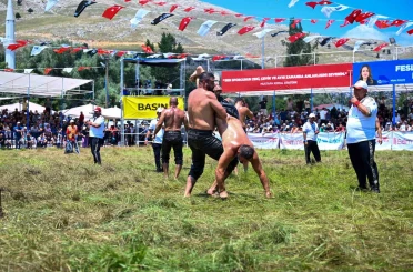 Feslikan Yağlı Pehlivan Güreşleri’ni Başpehlivan Erkan Taş kazandı 