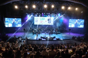 Festival sahnesinde binlerce kişi Ümit Yaşar şarkılarıyla buluştu 