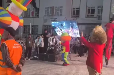 Festivalde 5 kişinin yaralanmasına neden olan led ekranın devrilme anının görüntüsü ortaya çıktı
