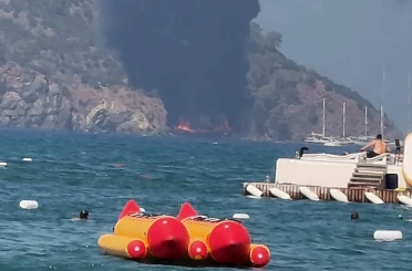 Fethiye’de gezi teknesi alev aldı: 115 kişi denize atladı 