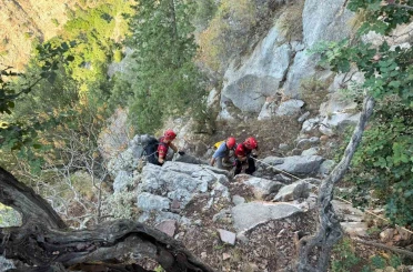 Fethiye’de kayalıklarda mahsur kalan Alman turisti JAK timi kurtardı 