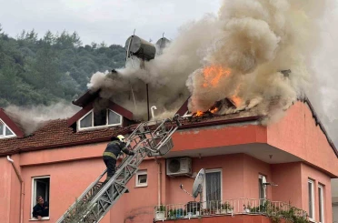 Fethiye’de üç katlı evin çatı katı alevlere teslim oldu 
