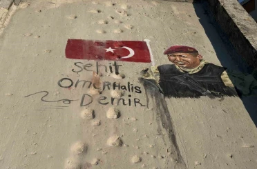 Filistinli sanatçılar, Şehit Ömer Halisdemir’i duvara çizdikleri resimle andı 