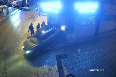 Film gibi soygun kameraya yansıdı: Kepengi araçla yıkıp 16 bin dolar çaldılar 