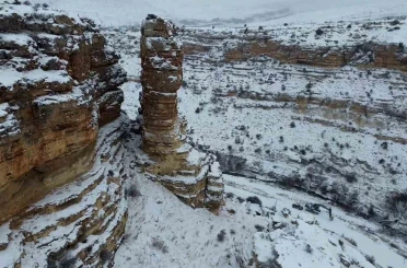 Film ve belgesellerin çekildiği Taşkale köyü kar yağışı sonrası kartpostallık görüntüler oluşturdu 