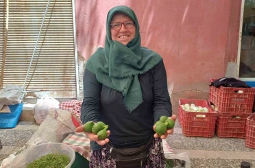 Filmlere konu olan incir reçelinde kullanılan ilekler tezgahları süslüyor 