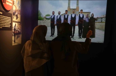 Filmlere konu olan Sivas halayının simülasyonu, turistlerin gözdesi haline geldi 