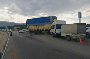 Fındık işçilerini taşıyan minibüs ile kamyon çarpıştı: 8 yaralı 