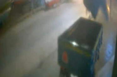 Finike’de hortumun römorku yerinden oynattığı anlar güvenlik kamerasında 