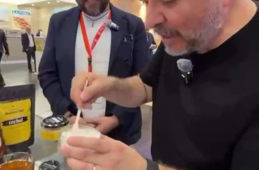 Firari FETÖ’cü, Almanya’da Adana’dan gelen firmanın balını tanıttı 