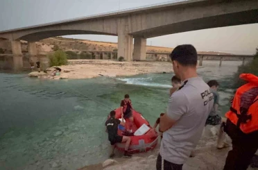 Fırat Nehri’nde su seviyesinin yükselmesi ile mahsur kalan 10 kişi kurtarıldı 