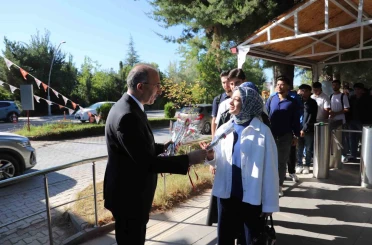 Fırat Üniversitesi’nde öğrenciler çiçeklerle karşılandı 