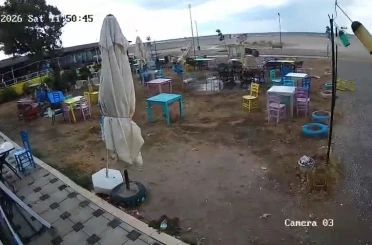 Fırtına sahili süpürdü, kafenin masaları yer değiştirdi 
