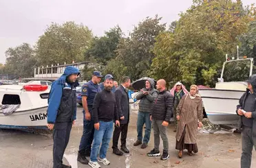 Fırtına sonrası balıkçı barınağında hasar incelemesi
