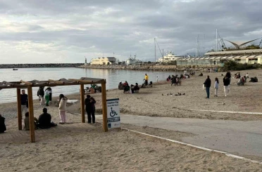 Fırtına sonrası Kuşadası’nda güneş yüzünü gösterdi, sahiller şenlendi 