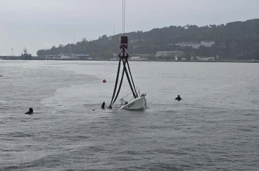 Fırtınada batan mini yat vinç yardımıyla karaya çıkarıldı 