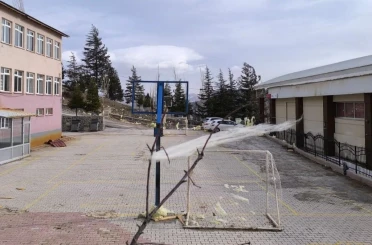 Fırtınada okulun çatısı uçtu