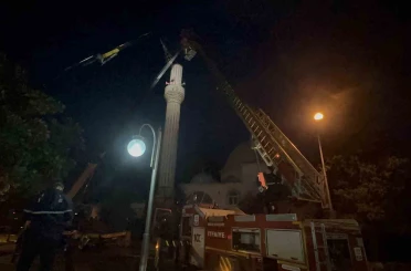 Fırtınada zarar gören minarede çalışma başlatıldı 