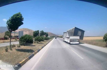 Fırtınanın, tırda taşınan konteyneri uçurduğu anlar kamerada 