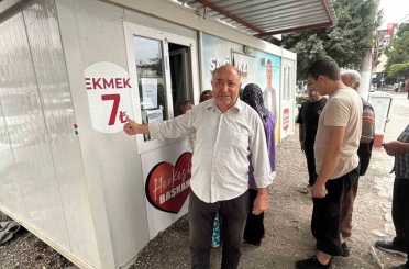 Fiyatın yarısından daha ucuza ekmek satınca metrelerce kuyruk oluştu 