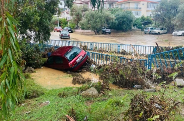 Foça'da yoğun yağış sele yol açtı: 1 kişi kayıp