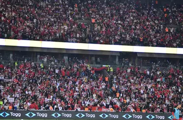 Fransa ve Türkiye maçı başladı, stadyum kırmızı beyaza büründü