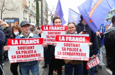 Fransa’da binlerce kişiden polise destek ve kaynak yetersizliğine dikkat çekmek için yürüyüş