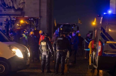Fransız çiftçiler AB-Mercosur anlaşmasını protesto etmek üzere traktörleriyle Paris’e girdi 