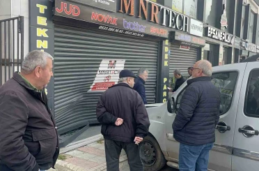 Fren yerine gaza basan sürücü işyerine daldı 