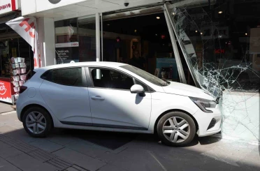 Fren yerine gaza basınca kaza kaçınılmaz oldu: Otomobiliyle iş yerine daldı 