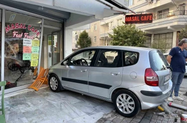 Fren yerine gaza bastı, önce yayaya ardından büfeye çarptı: 1 yaralı 