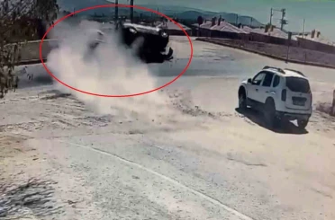 Frene ayağını dahi değdirmeden girdiği yolda feci kazaya neden oldu 