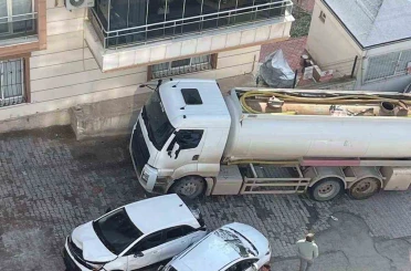 Freni boşalan akaryakıt tankerinin 8 aracı hurdaya çevirdiği anlar güvenlik kamerasında 