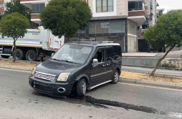 Freni boşalan hafif ticari araç 2 metreden yola düştü 