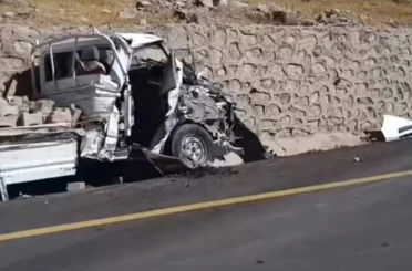 Freni boşalan park halindeki tır, park halindeki kamyoneti hurdaya çevirdi 