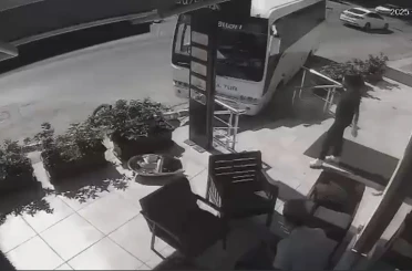 Freni boşalan servis midibüsü direğe çarparak durabildi 