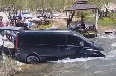 Freni boşalınca çaya giren minibüs traktör yardımıyla kurtarıldı 