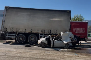 Freni patlayan kamyon 2 araca çarptı; 3 kişi yaralandı 