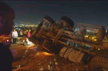 Freni patlayan kamyon devrildi, sürücü kayıplara karıştı 