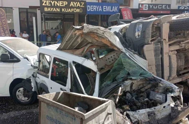 Freni patlayan mıcır yüklü hafriyat kamyonu ortalığı savaş alanına çevirdi 