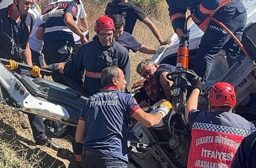 Freni patlayan şeftali yüklü kamyon, otomobilin üzerine devrildi: 6 yaralı 