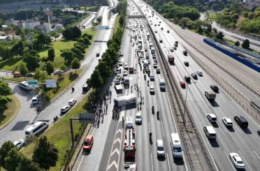 FSM köprü çıkışında banka personelini taşıyan midibüs devrildi: 21 yaralı 