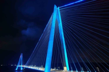 FSM ve Yavuz Sultan Selim köprüleri maviye büründü 