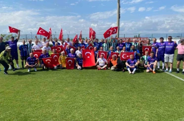 Futbol sahasında dostluklar rüzgarı esti 